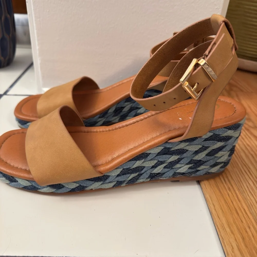 Elegant Tan Wedge‎ Sandals with Blue woven Accents Sz 11
